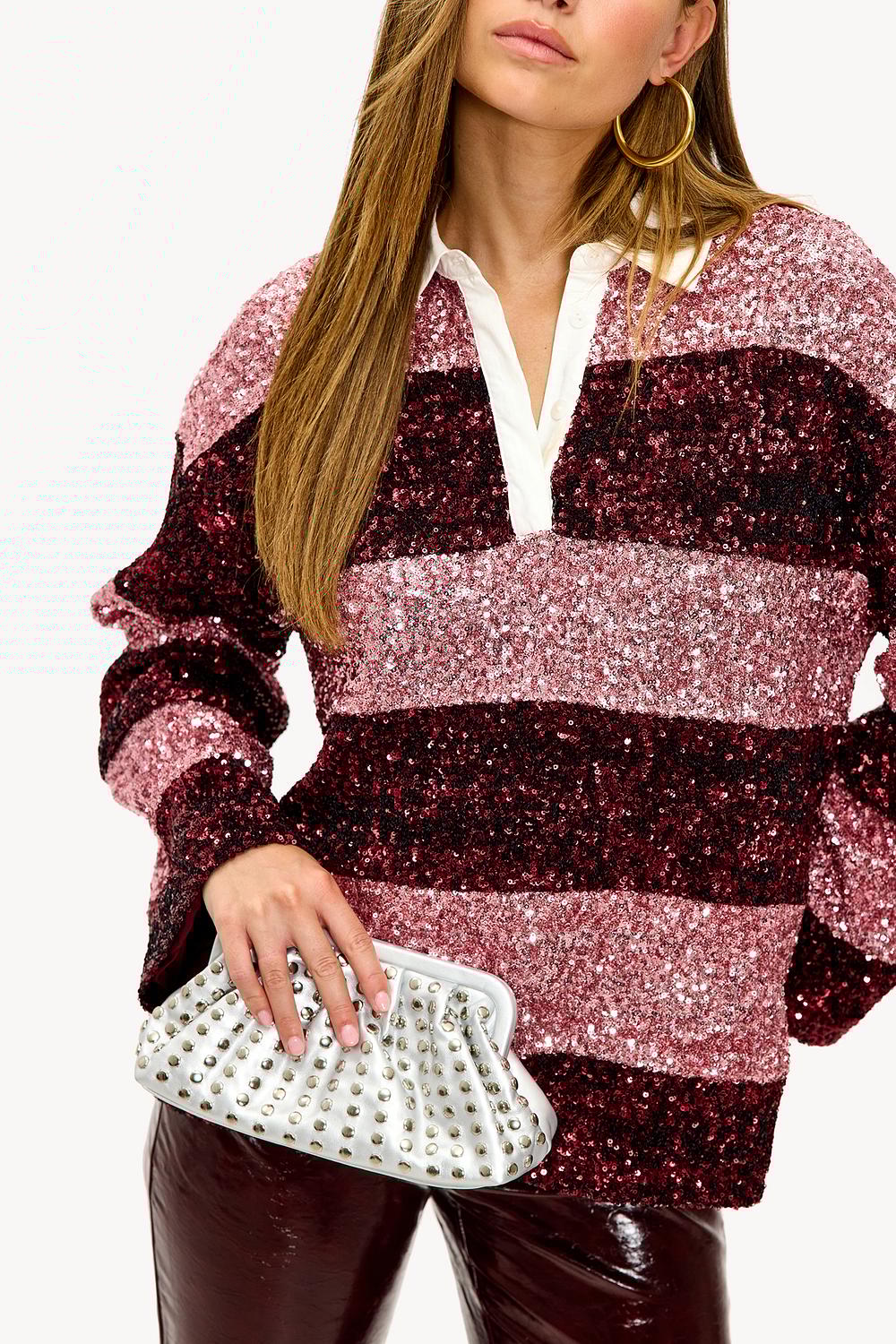 Bolso plateado con tachuelas