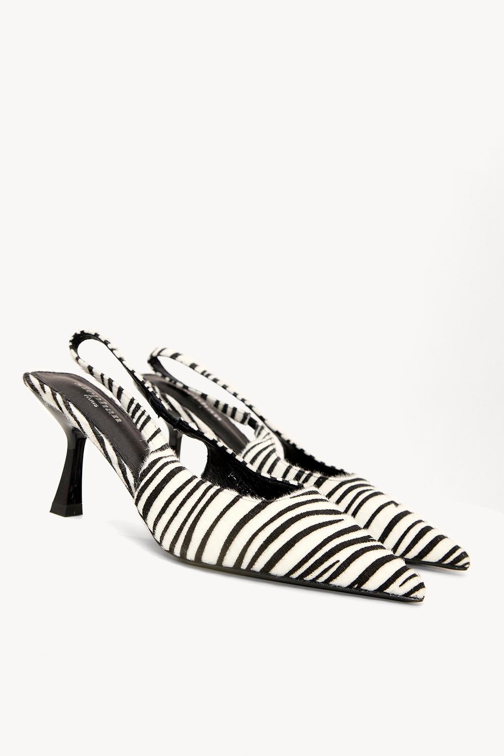 Zapatos de tacón negros con estampado de cebra
