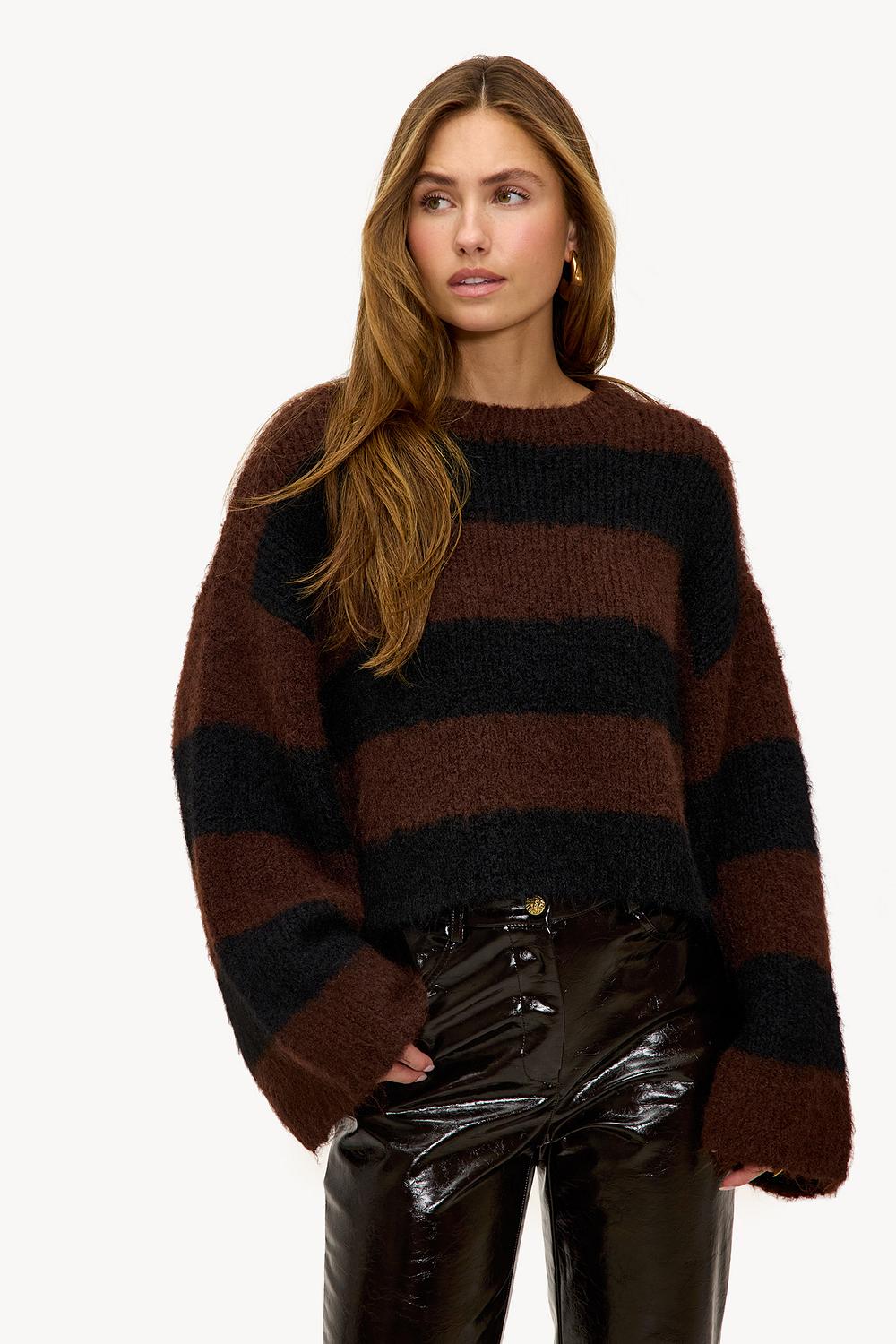Zwarte trui met bruine strepen