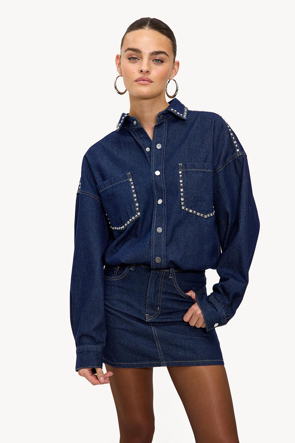 Vestido vaquero azul oscuro con tachuelas