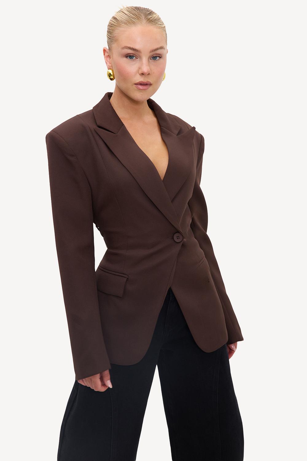 Donkerbruine blazer met schoudervulling en strikceintuur