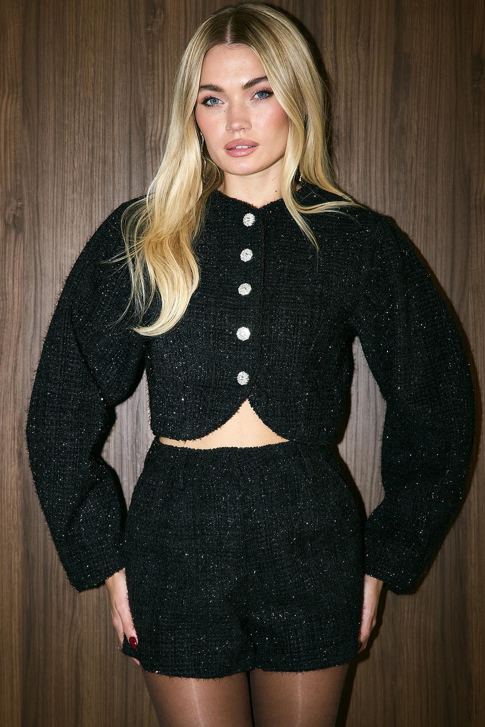 Chaqueta corta negra con botones de strass