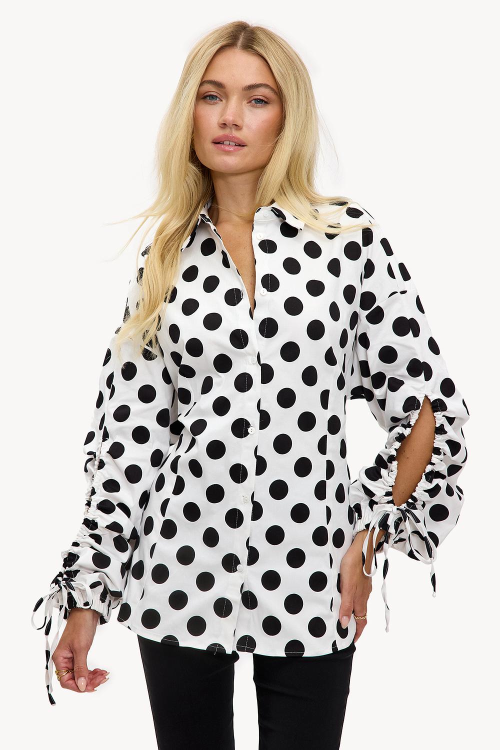 Blusa blanca con lunares