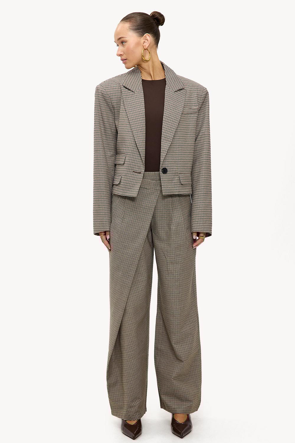 Pantalones marrones a cuadros con solapa