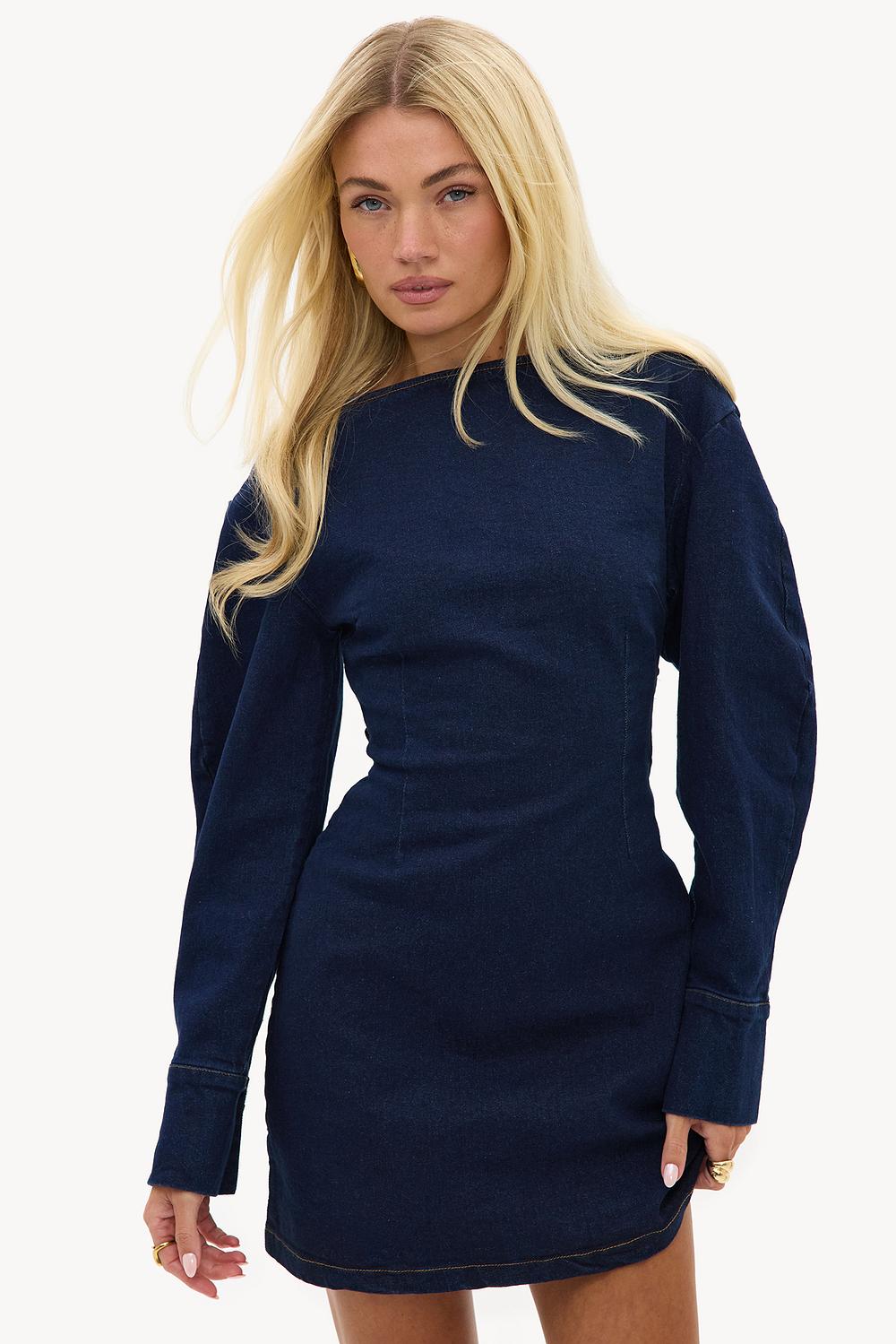 Vestido vaquero azul oscuro con espalda abierta y cinturón