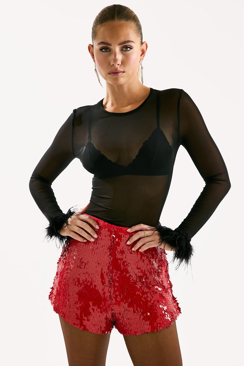 Top de malla negro con plumas
