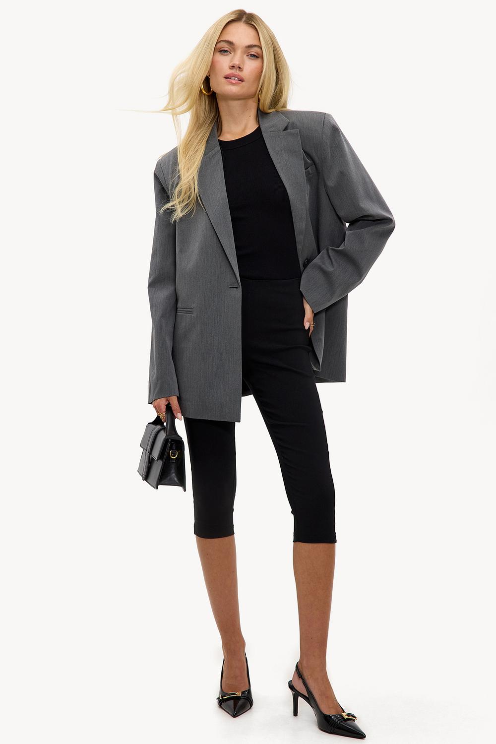 Black capri pants