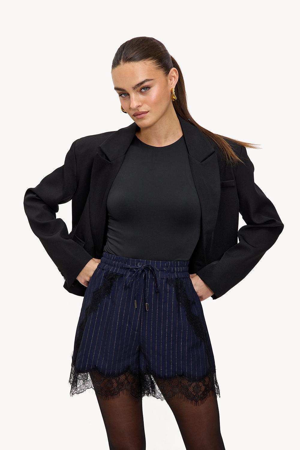 Pantalones cortos azules a rayas con encaje