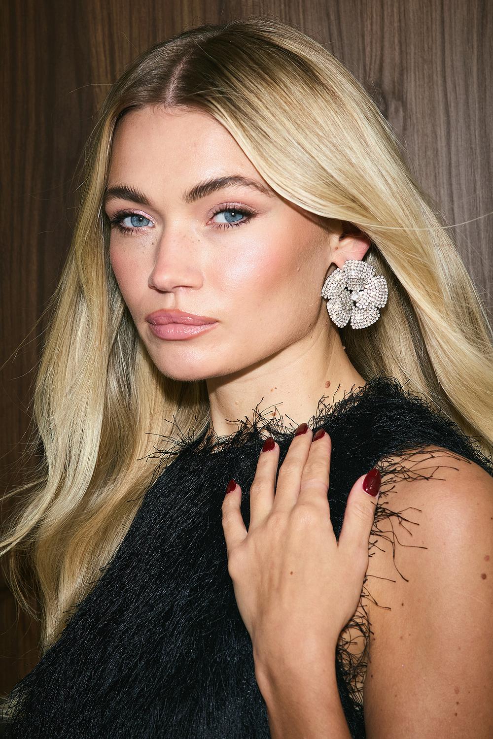 Boucles d’oreilles argentées en forme de fleur avec strass