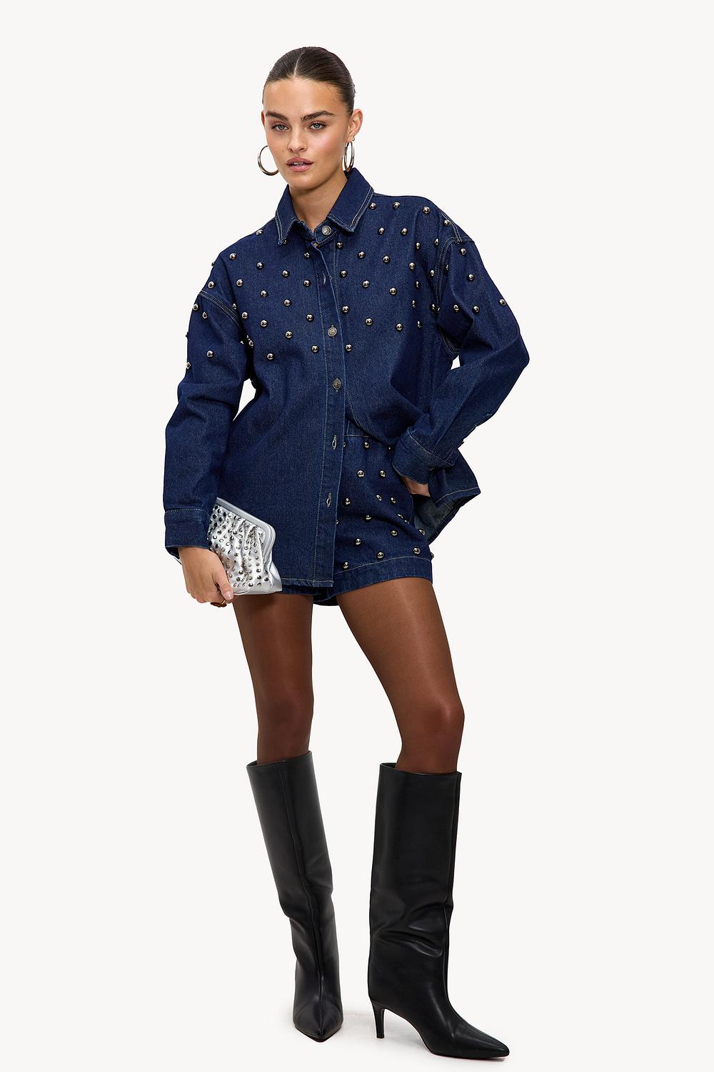 Short en jean bleu avec clous