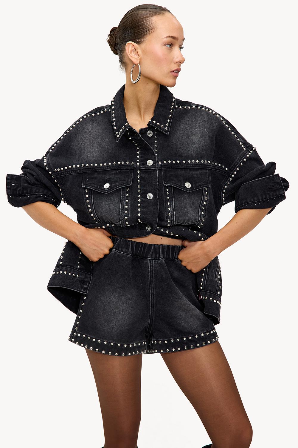 Donkergrijze short met studs