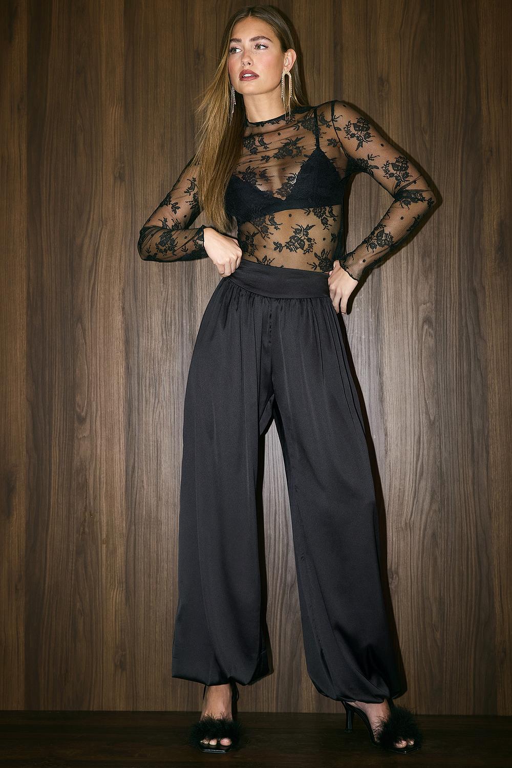 Pantalon noir en satin