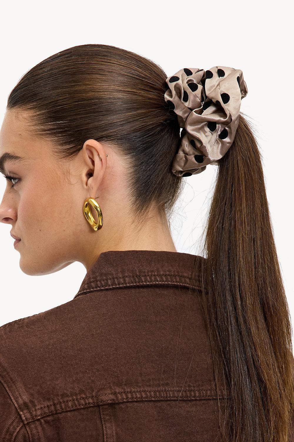 Taupe scrunchie met stippen