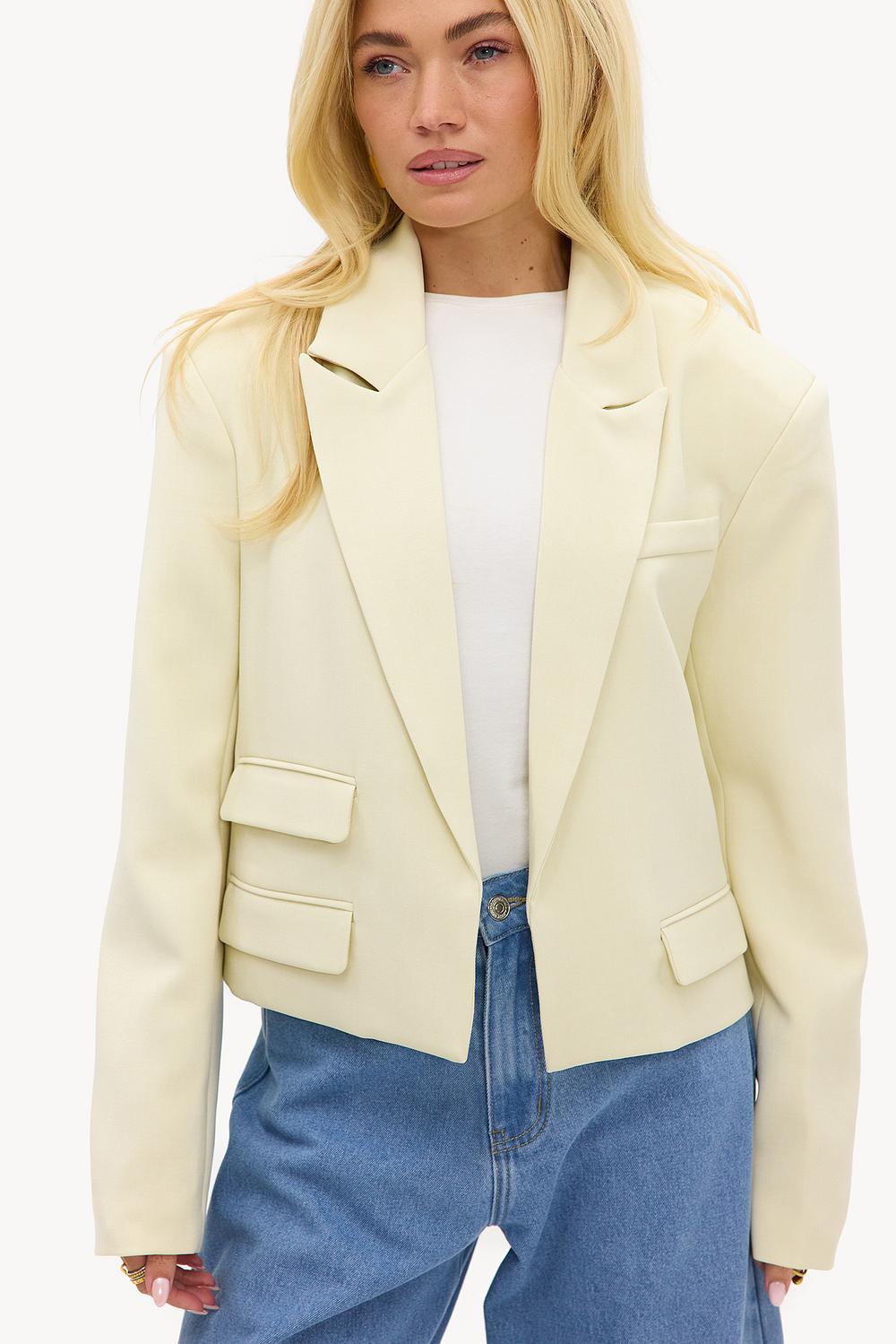 Blazer court couleur beurre avec légères épaulettes