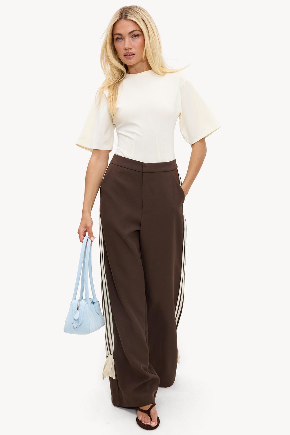 Bruine trackpants met witte strepen