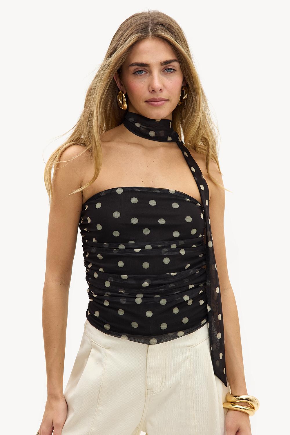 Top negro sin tirantes con lunares.