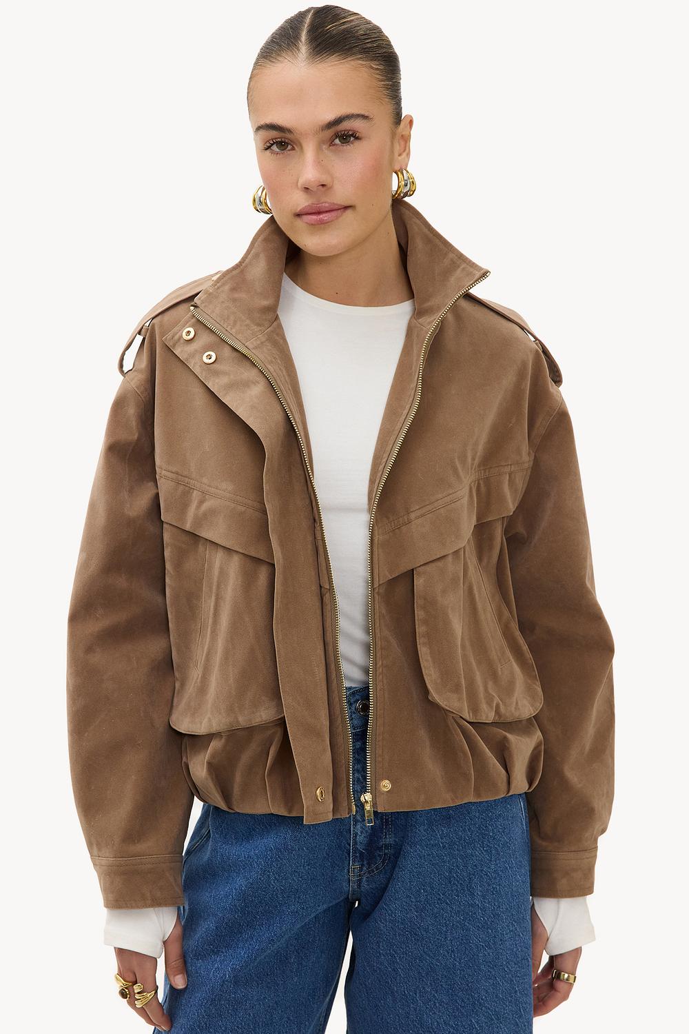 Chaqueta beige con aspecto de ante.