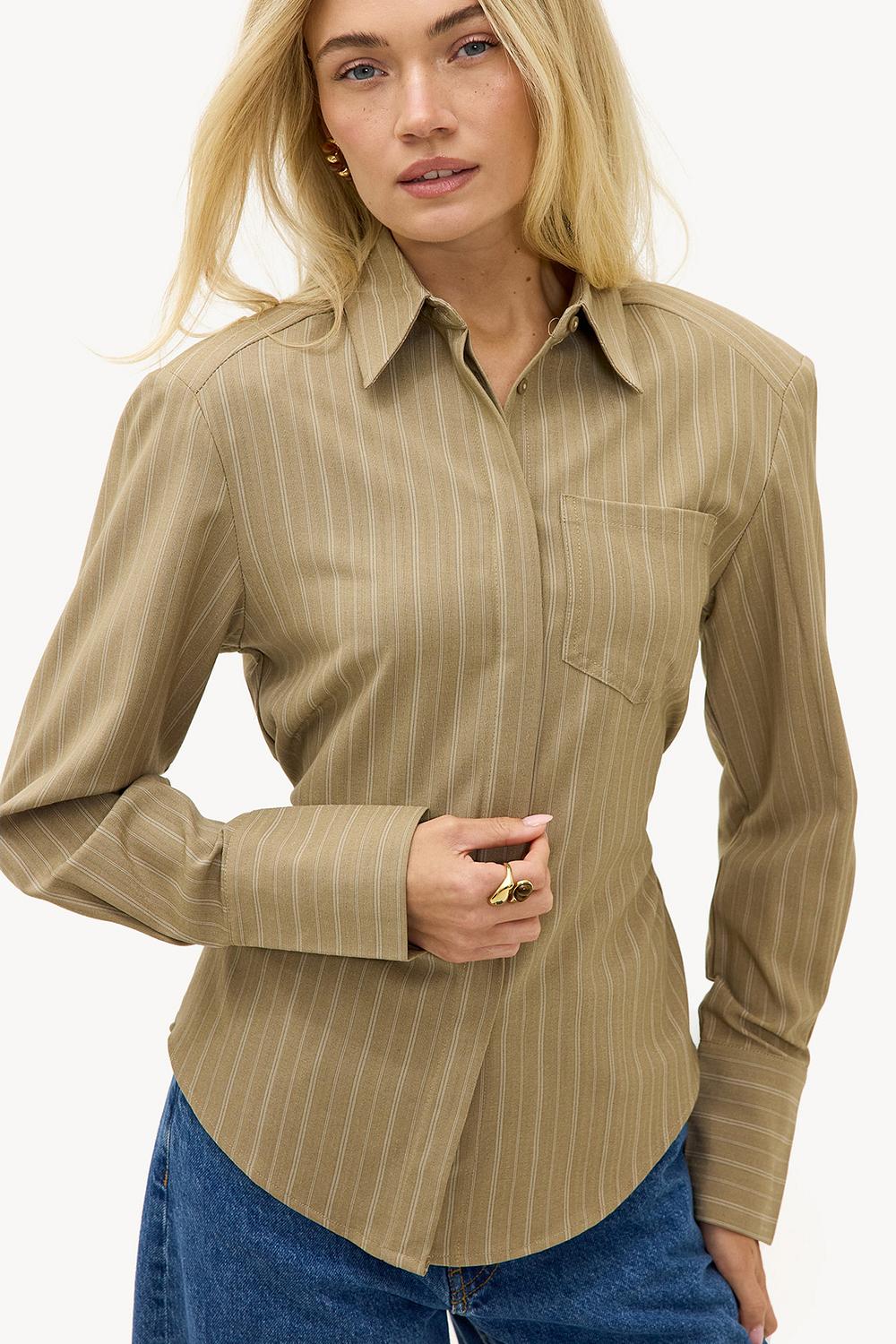 Chemisier rayé vert clair avec épaulettes et détail nœud