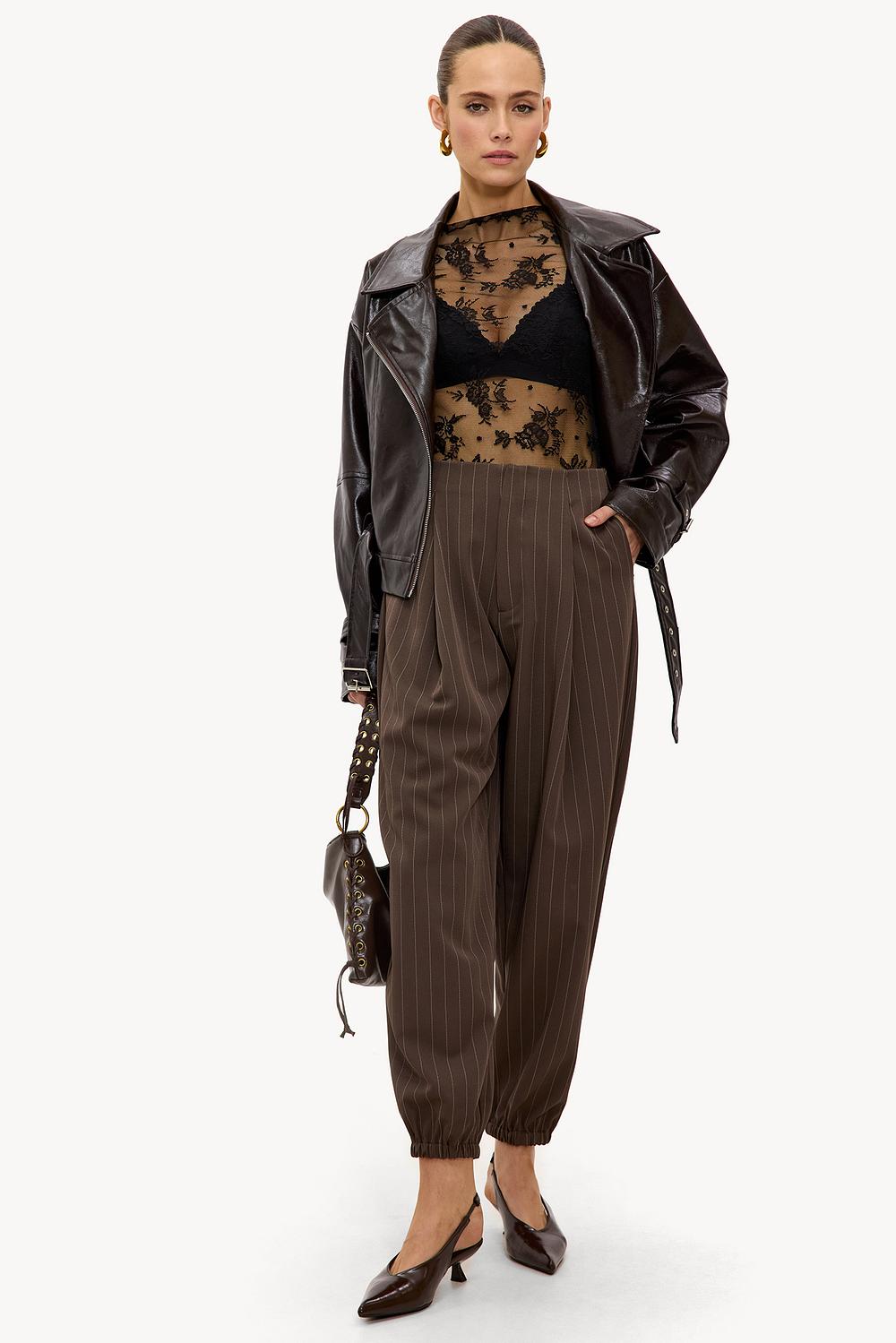 Pantalones marrones bombachos con rayas