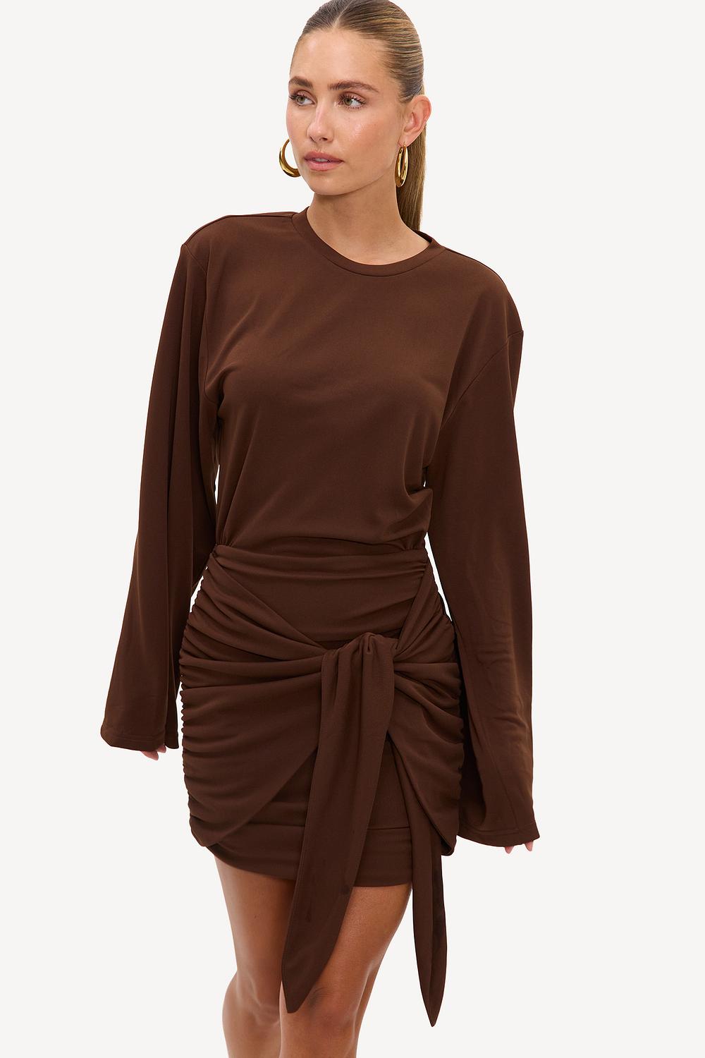 Robe marron avec détail nœud
