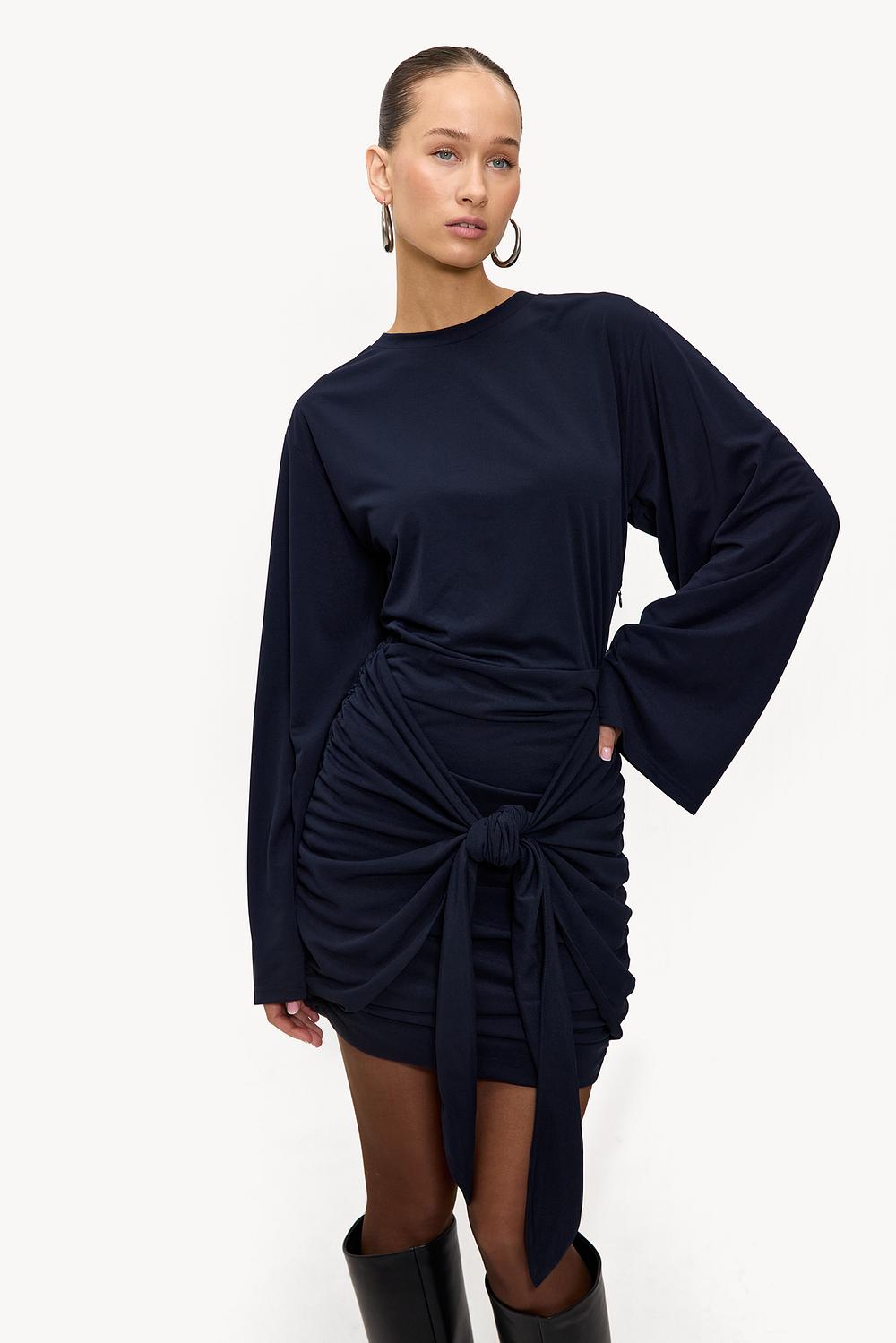 Donkerblauwe jurk met strikdetail