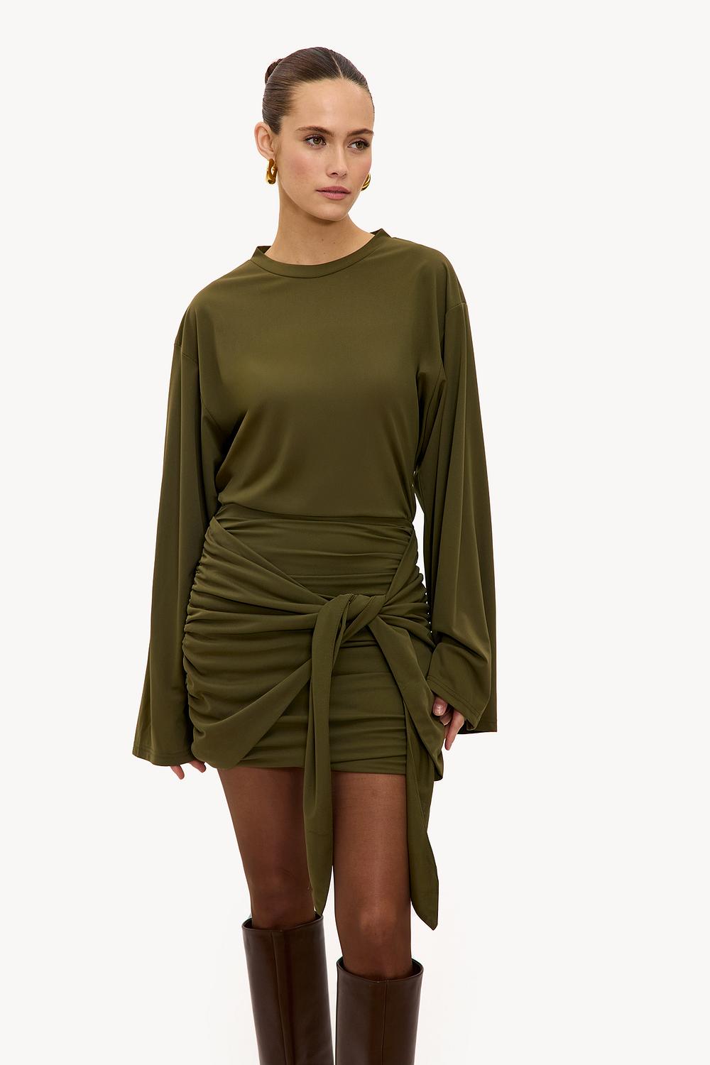 Vestido verde con pliegues y detalle de lazo