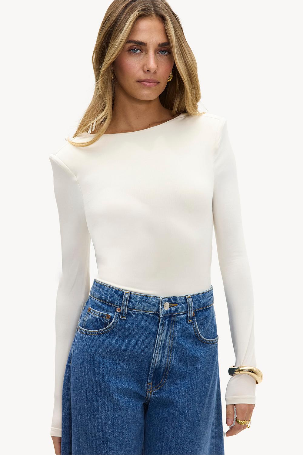 Top off-white con hombreras