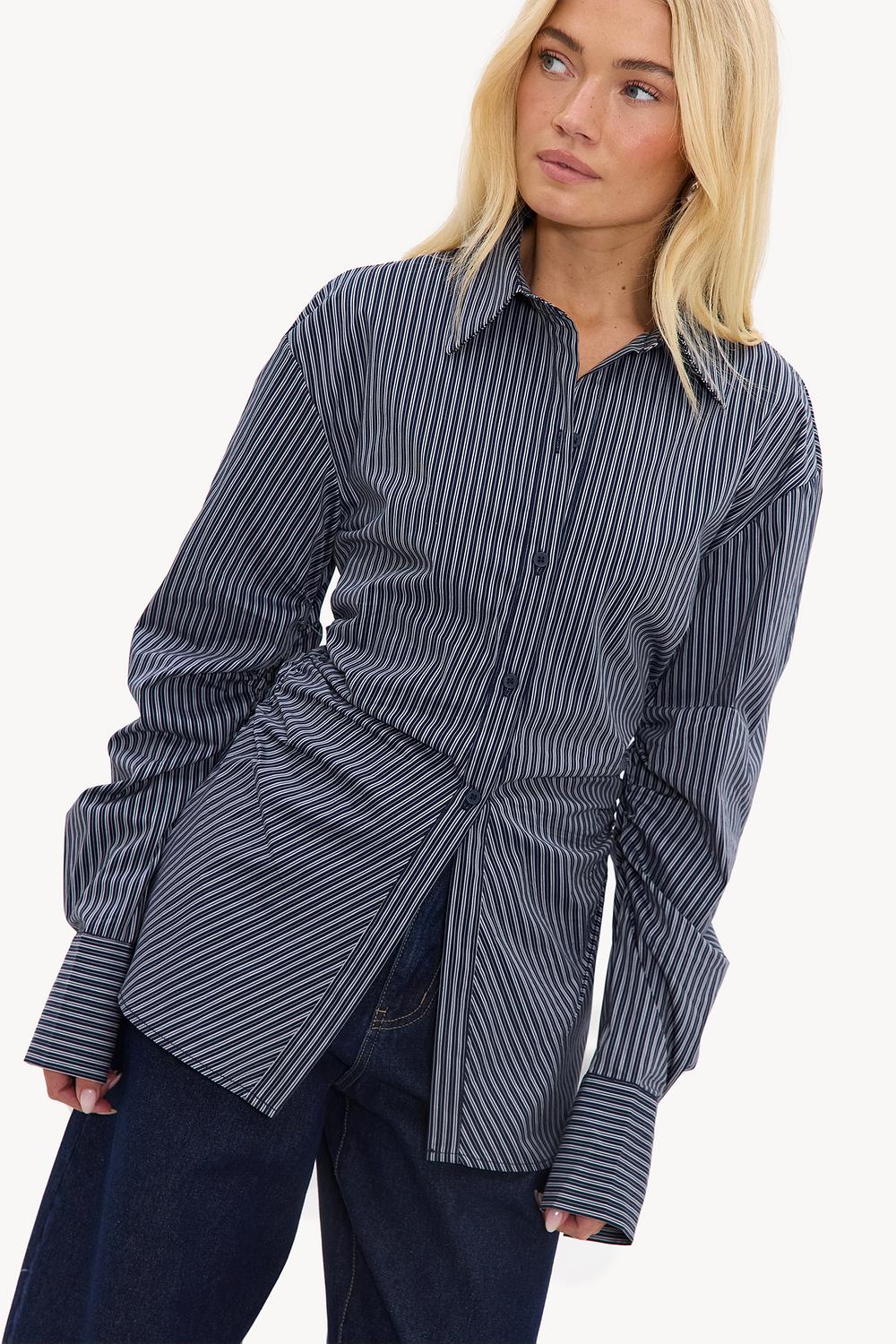 Blusa entallada azul oscuro con rayas blancas