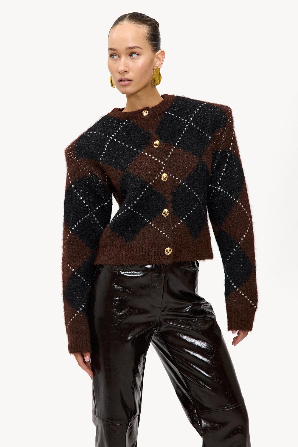 Chaleco marrón con estampado de cuadros y botones dorados