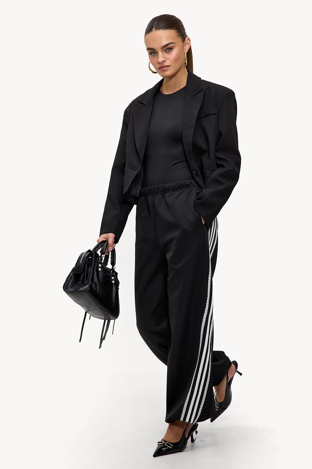 Pantalones de chándal negros con rayas diagonales