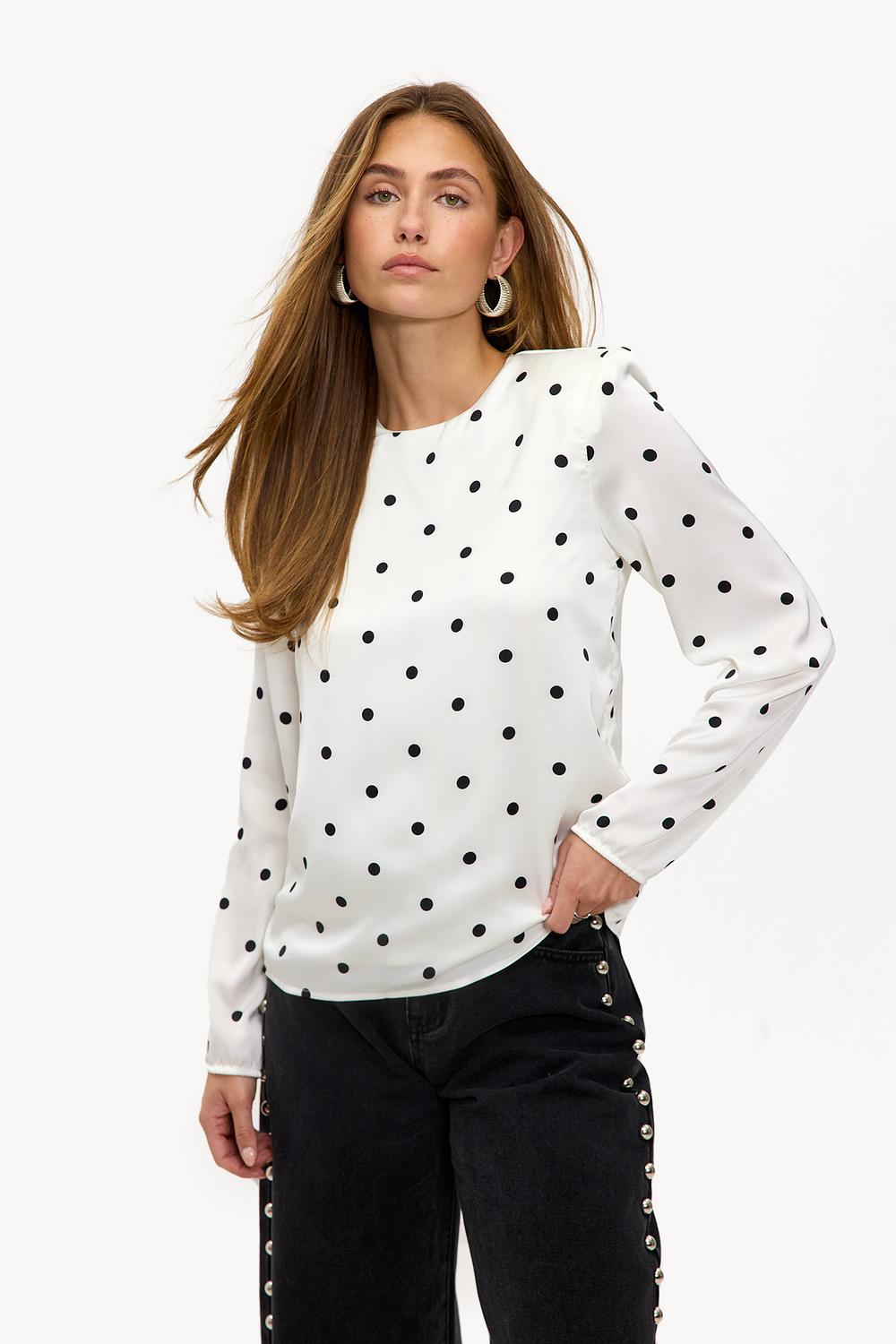 Haut blanc à pois noirs et épaulettes