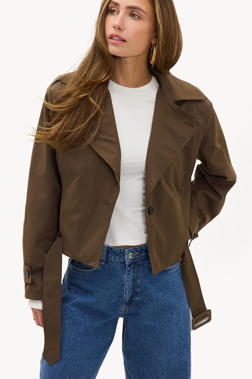 Trench corto marrón