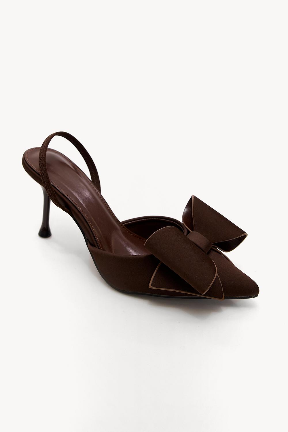 Zapatos de tacón marrones con lazo