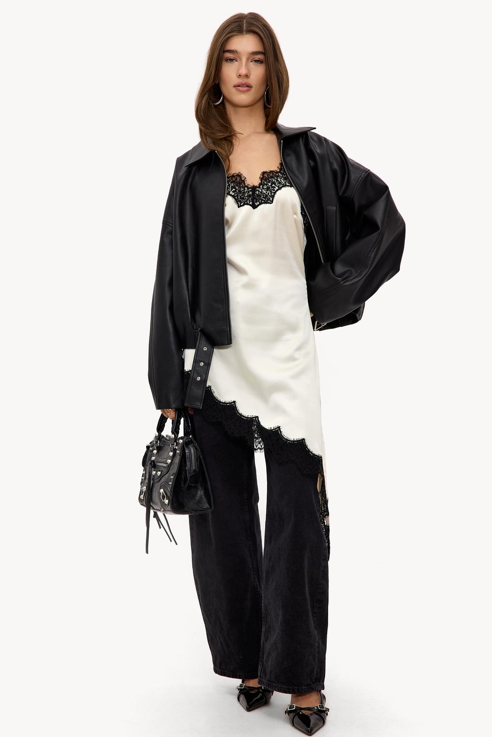 Vestido marfil de satén con encaje