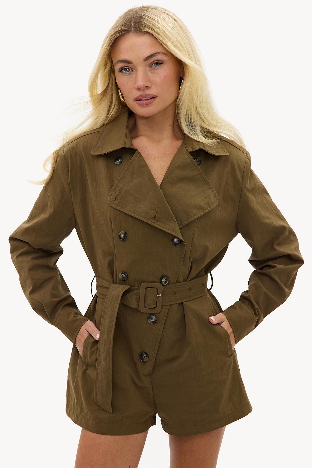 Mono tipo gabardina de color verde oscuro