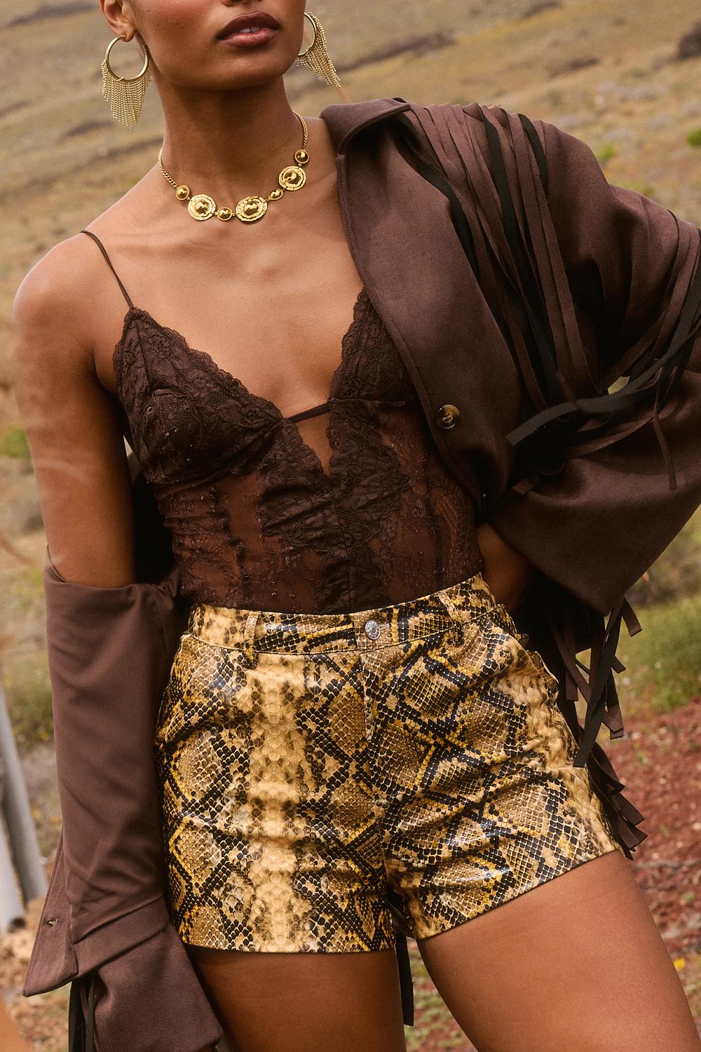 Short jaune à imprimé serpent