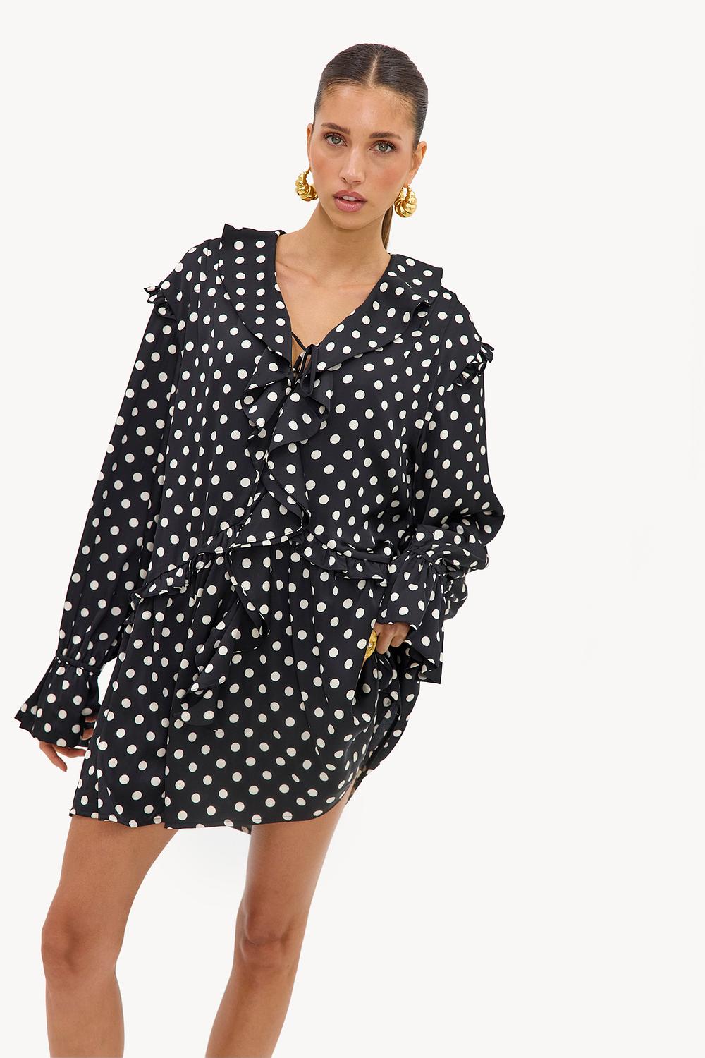 Vestido negro con volantes y lunares