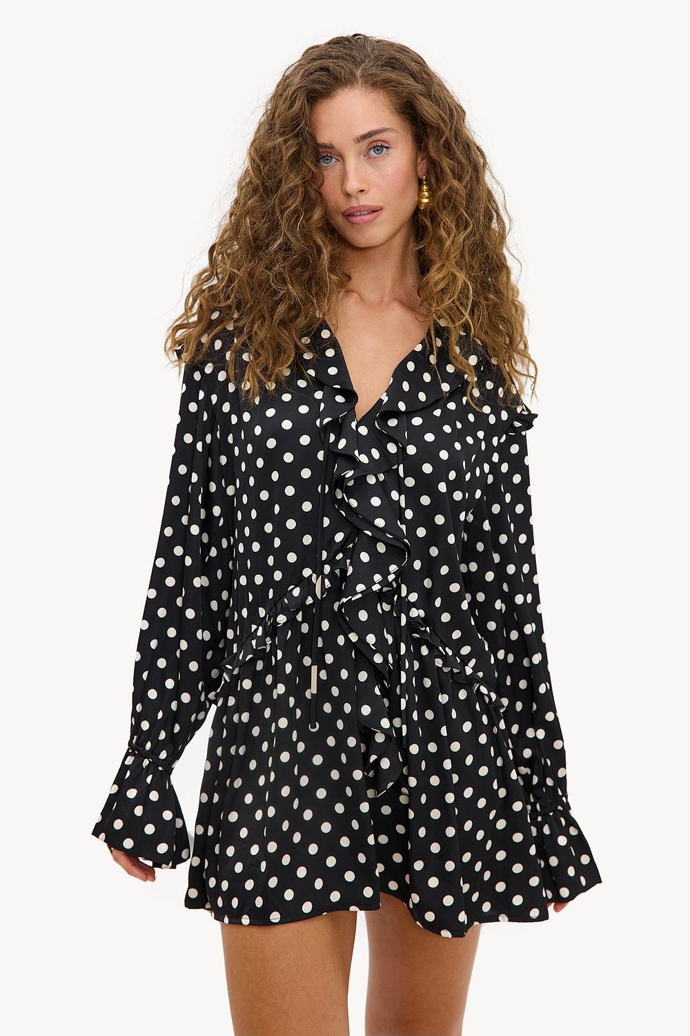 Vestido negro con volantes y lunares