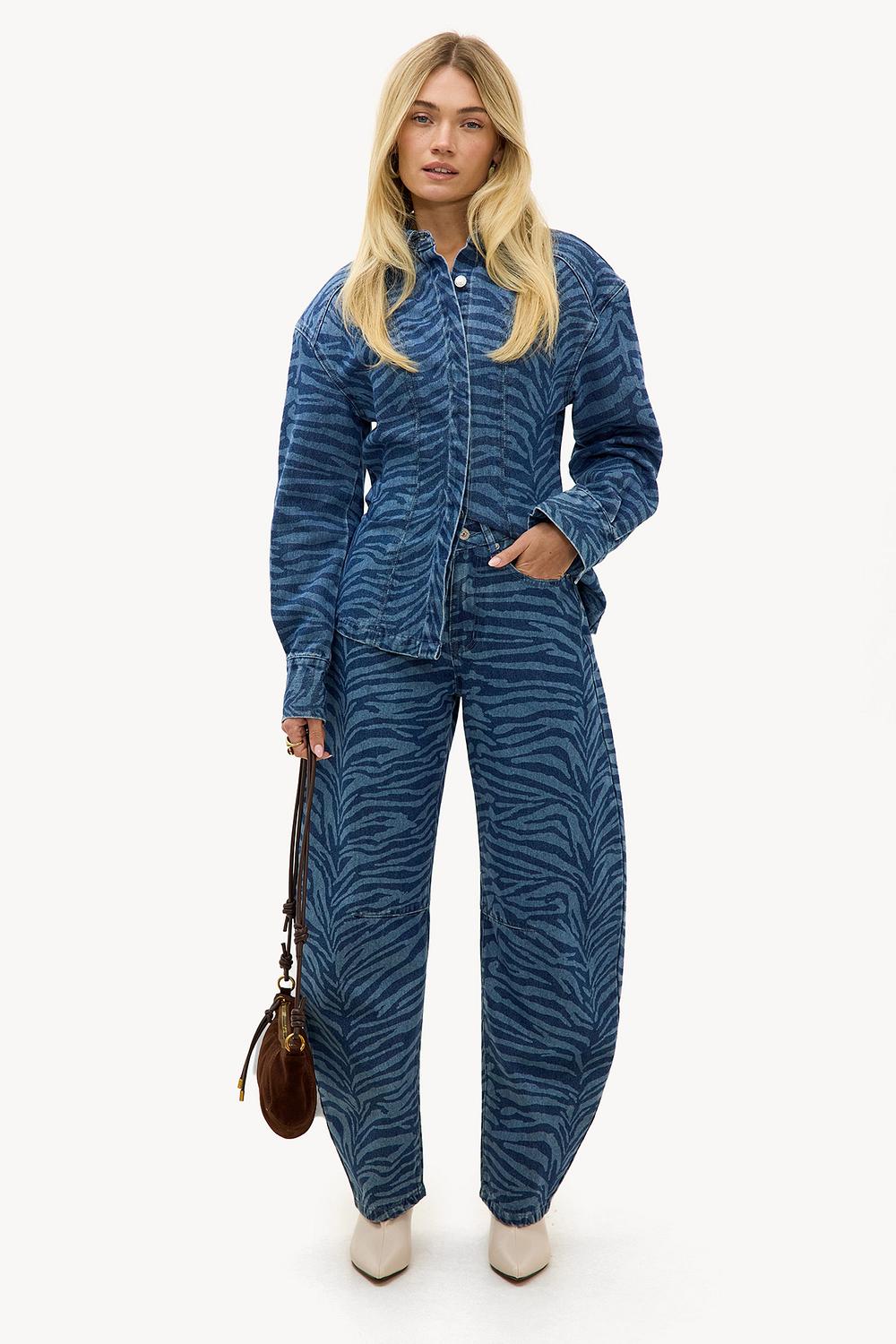 Vaqueros balloon azules con estampado de cebra