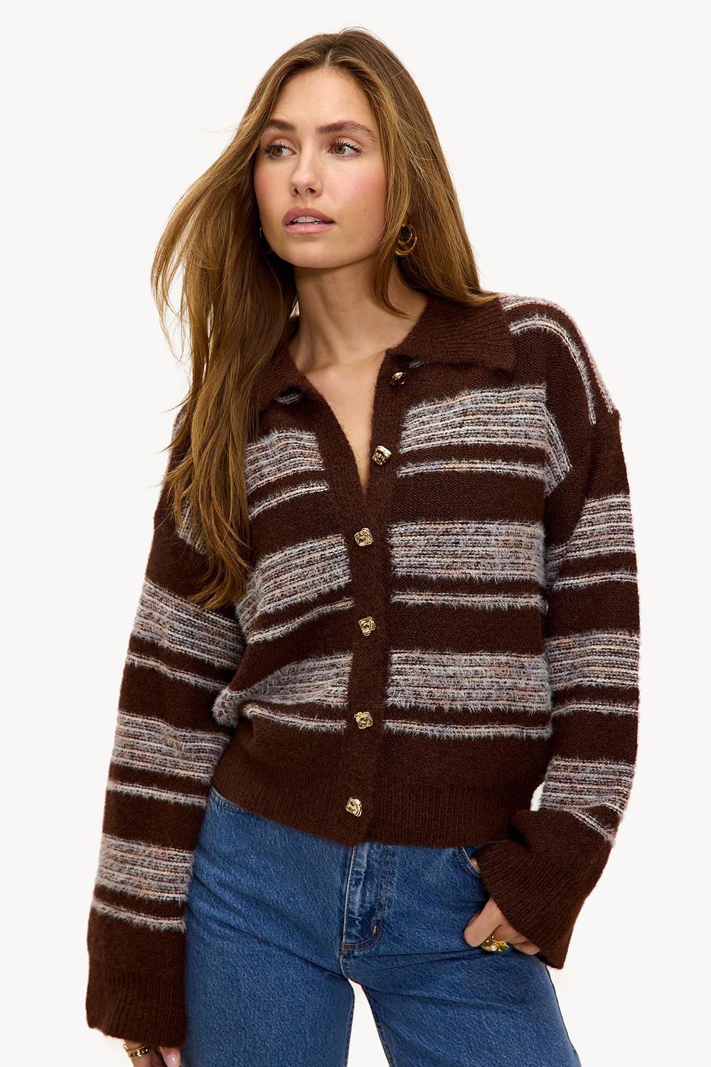 Cardigan marron à rayures et boutons dorés