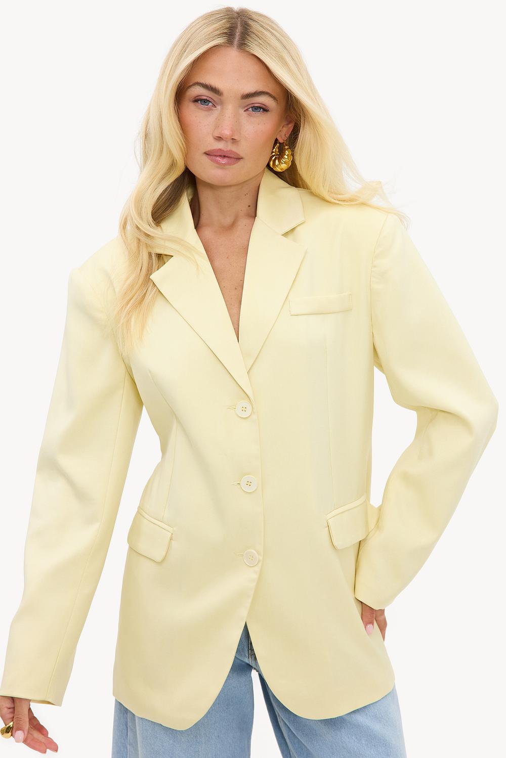 Blazer amarillo claro con hombreras