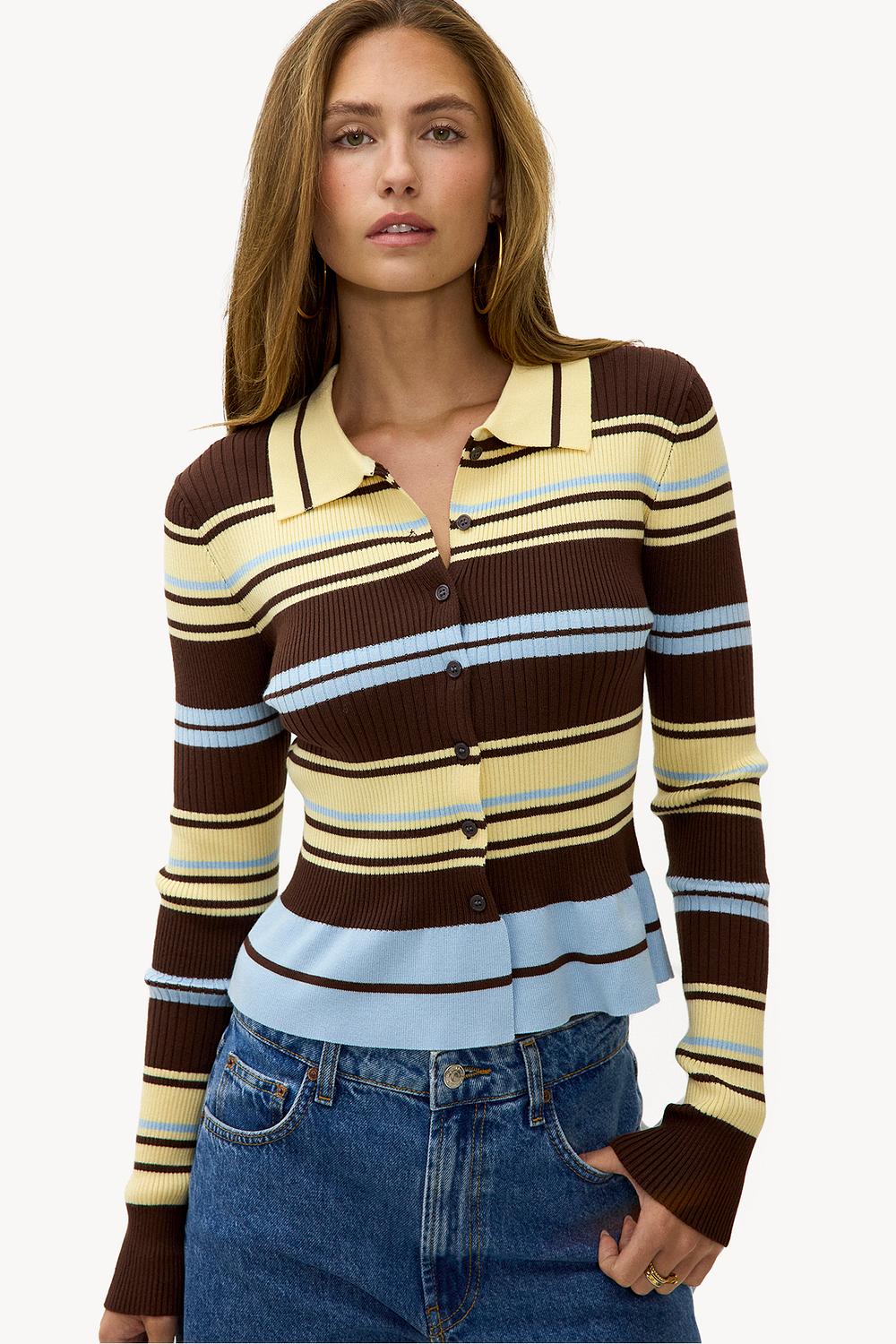 Polo marrón con rayas amarillas