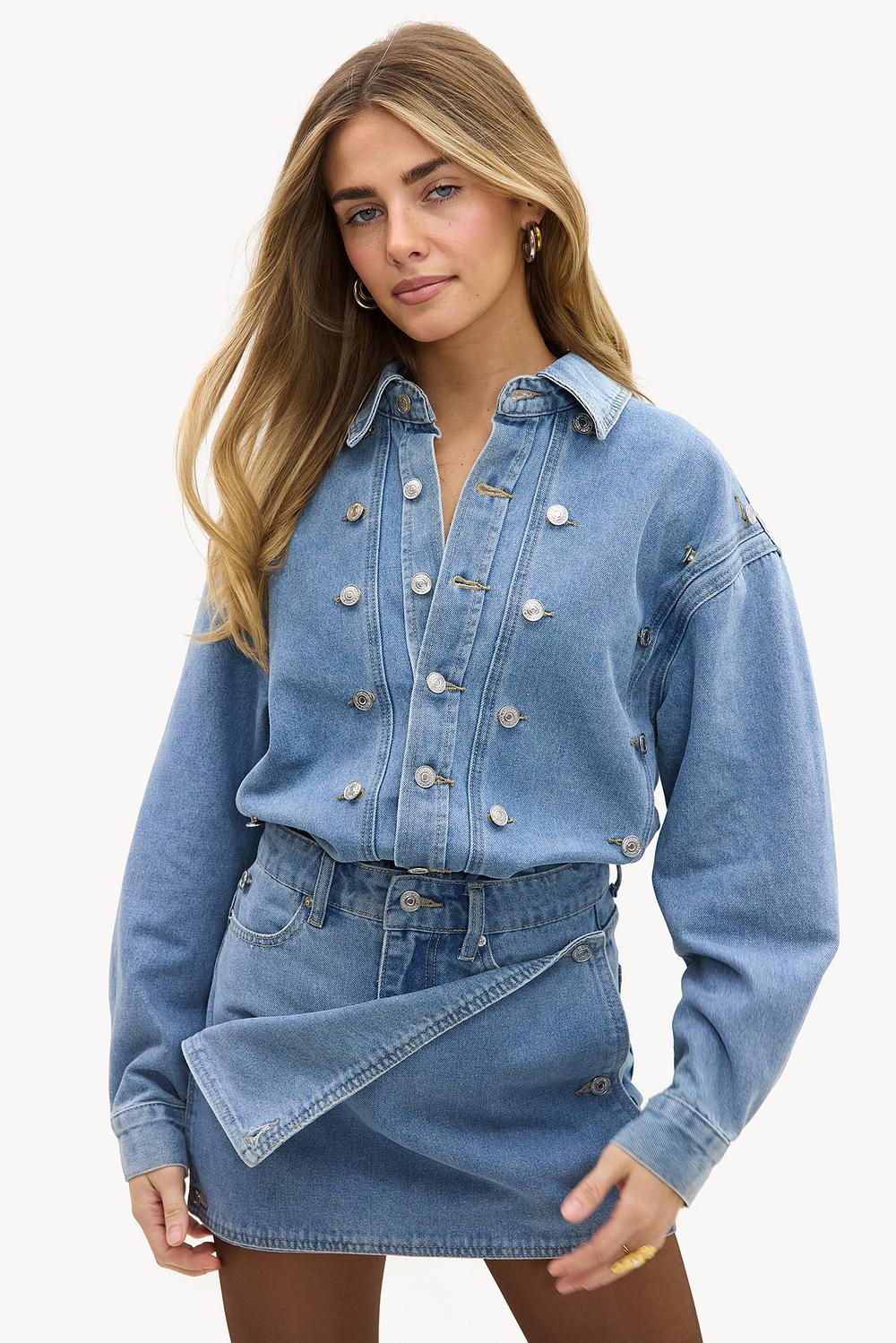 Falda vaquera azul con detalles de botones
