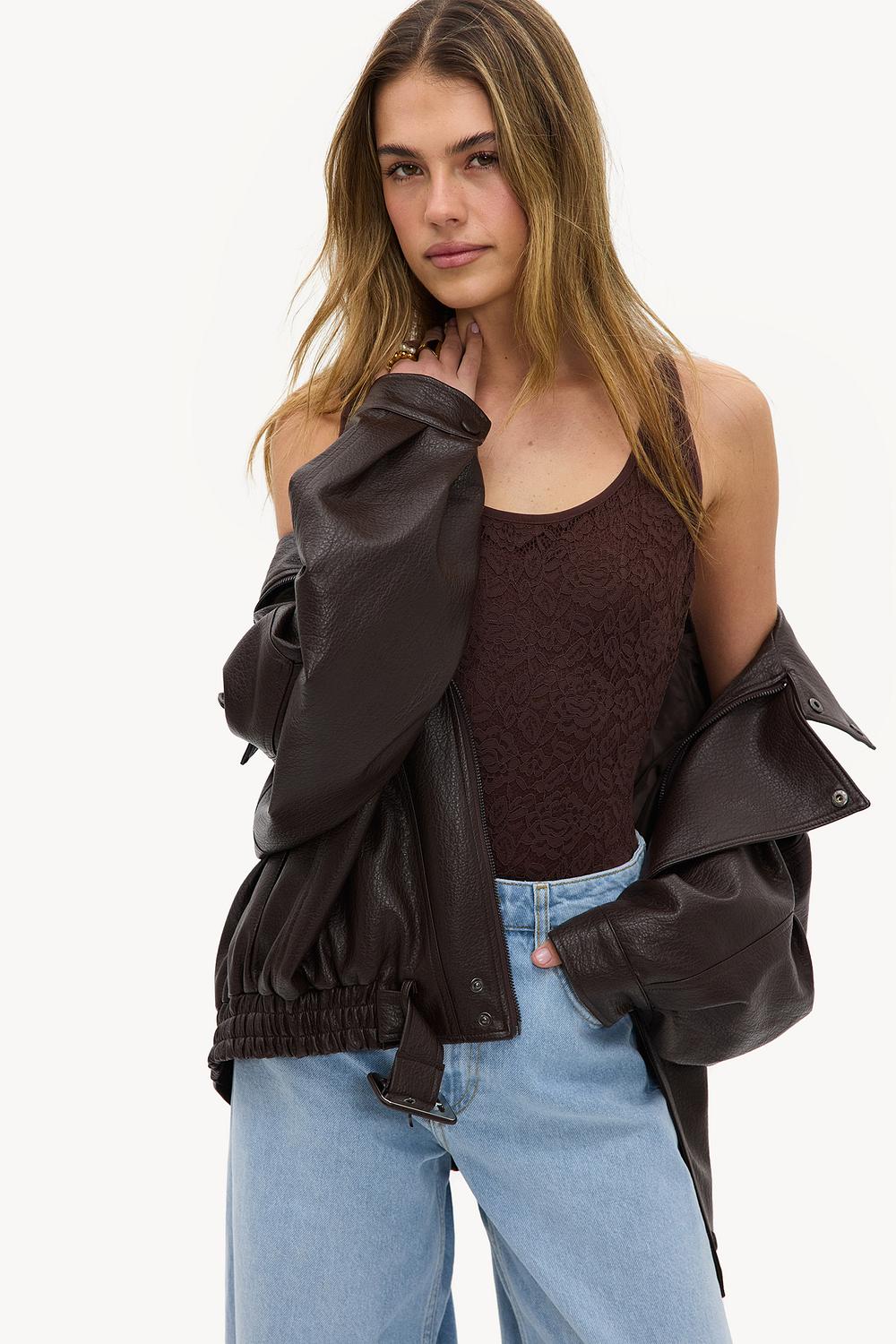 Body marrón con encaje.