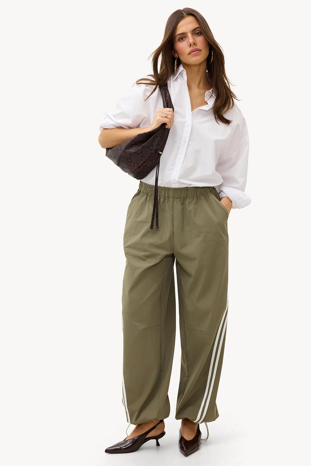 Lichtgroene trackpants met schuine witte strepen