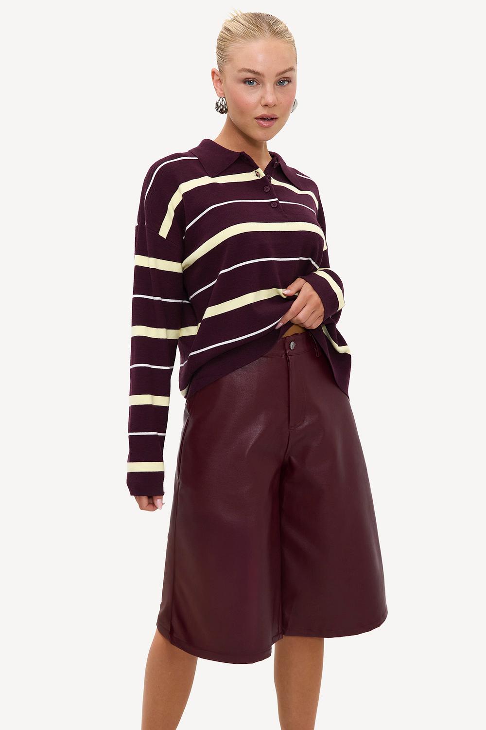 Bermudas de PU color burdeos
