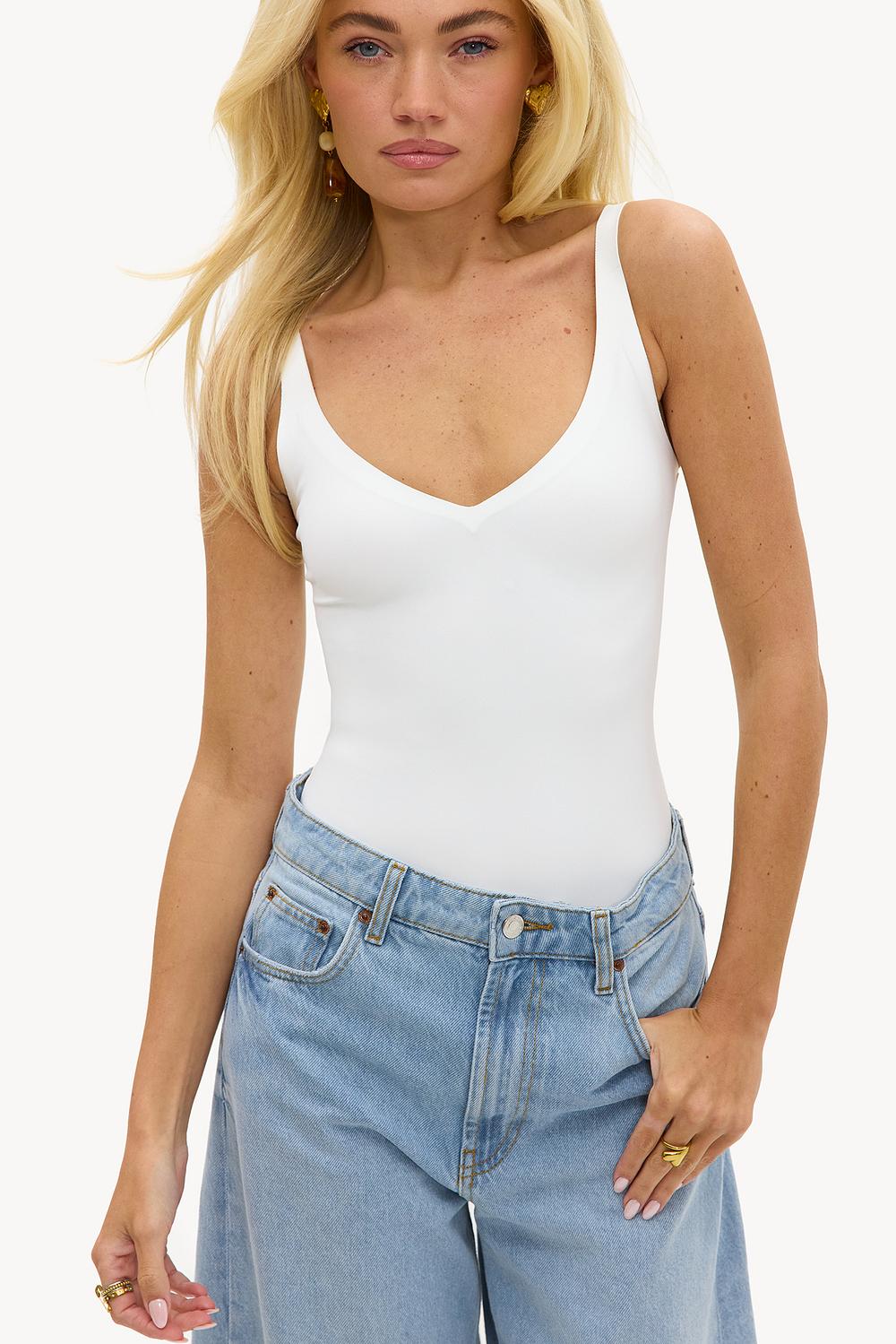 Witte getailleerde body