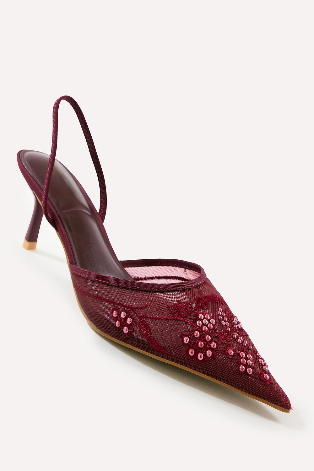 Rode hakken met geborduurde details