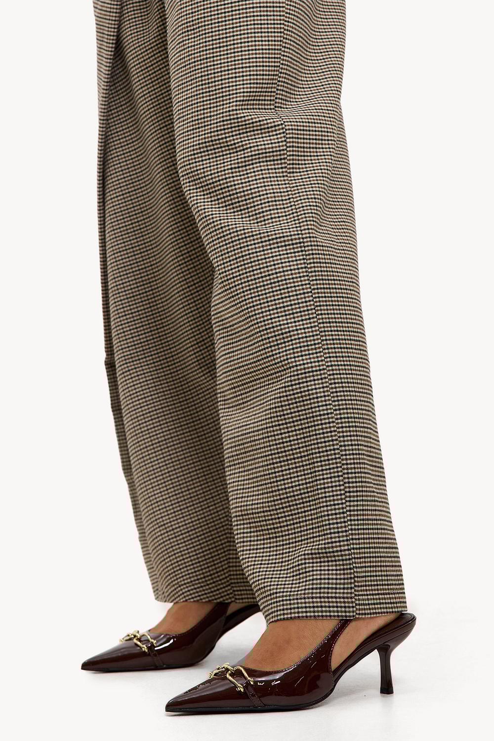 Zapatos de tacón Bordeaux con detalle dorado