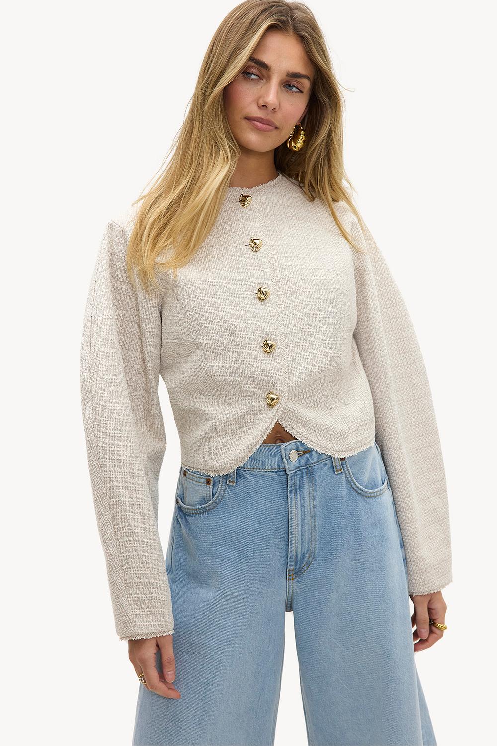 Blazer bouclé beige con detalles sutiles de lentejuelas